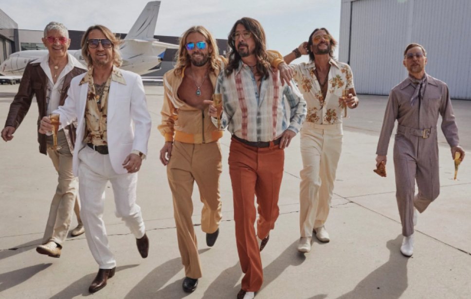 Foo Fighters - Als "Dee Gees" covern sie die Bee Gees